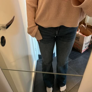 Jeans  - Säljer mina jeans i modellen FLAME från weekday💕 Det är midwaist i strl 28/32. Använda ett fåtal gånger men i väldigt bra skick! Jag är 167 cm. 