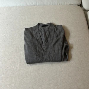 J. Lindberg cardigan - Säljer denna sjukt fina och aldrig använda cardigan, tröjan köptes på påsken och har aldrig kommit till användning. Tröjan är som ny. Skick:10/10 Nypris: 1800