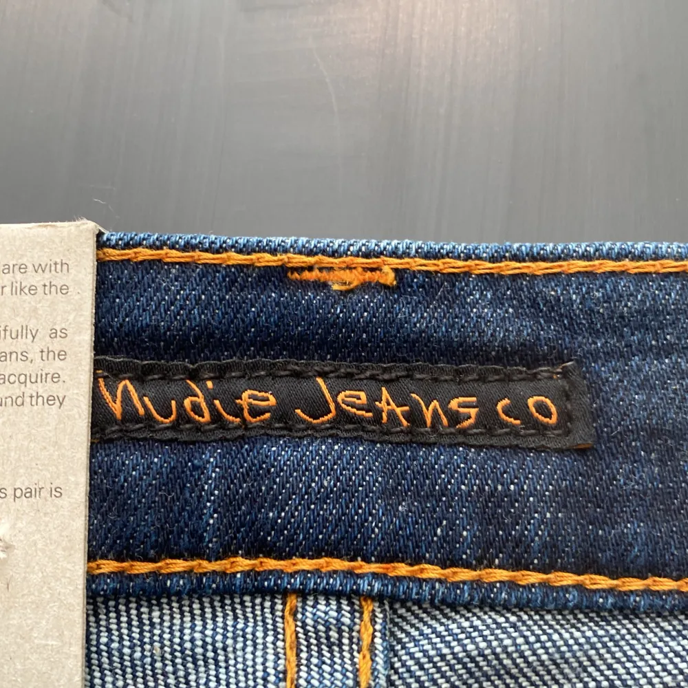 Tjenare! Säljer ett par klockrena Nudie jeans i storleken w27 och L32. Skriv hur lång du e och hur mycket du väger så kan jag bedöma om dem skulle passa! Skriv gärna för fler bilder eller om ni har några frågor! 😁☀️. Jeans & Byxor.
