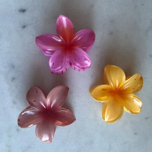 Hårklämmor - Säljer mina somriga hårklämmor som inte kommer till någon användning, de är helt oanvända och köpta utomlands. 50 kr st.  Den gula och skrikrosa är såld! 