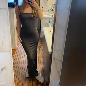 Skims liknande klänning  - Grå skims liknande klänning i stolek xs, köptes för 350 men aldrig använt. Jättefin passform, stretchiga och sjukt fin nu till sommaren 