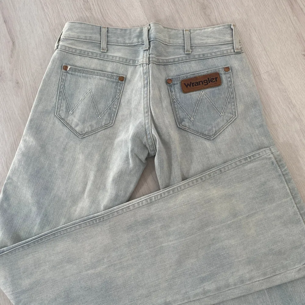 Ljusblå bootcut jeans superfina till sommaren💕midjemått ca 35 cm och innerbenslängd ca 79 cm:). Jeans & Byxor.