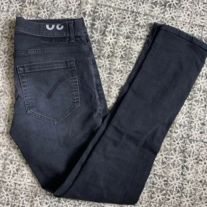 Dondup George - Säljer dessa sjukt snygga Dondup jeans i modellen George! Storlek 30 och riktigt bra skick! Modellen är 183 och väger 56 kg! Skriv pm vid funderingar!