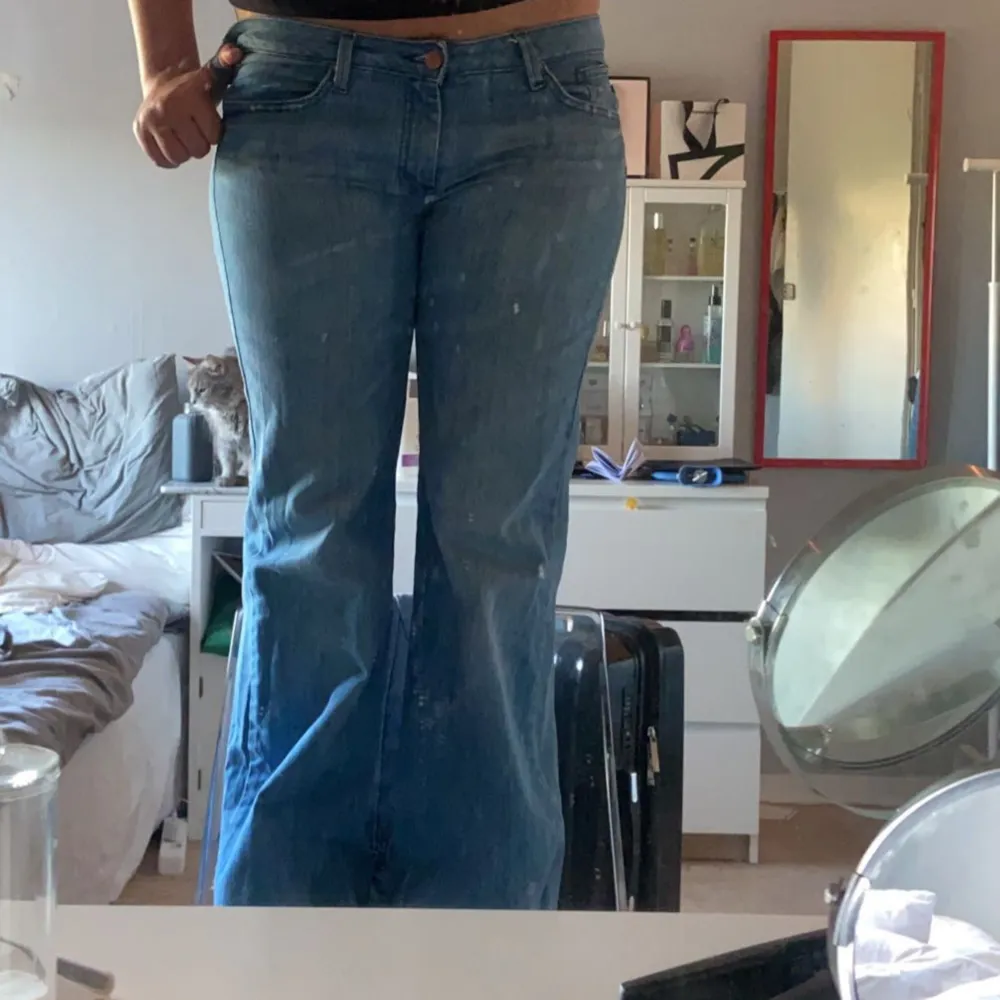 Skit snygga jeans från bikbok, köpt begagnade. Står ingen storlek men skulle tro L ungefär. Säljer för dom inte komme till användning, hör av er om jag ska skicka mått osv!💕. Jeans & Byxor.