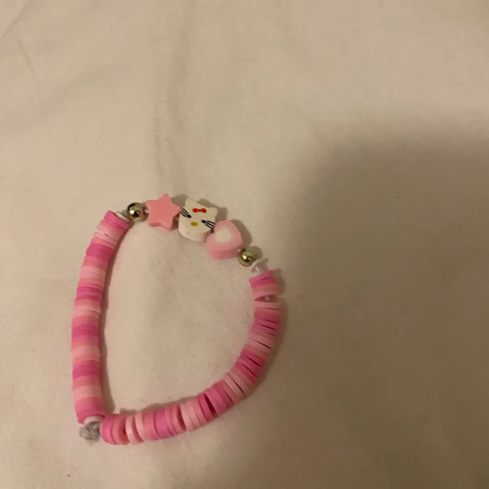 Ett rosa hello Kitty armband!🎀😽. Accessoarer.