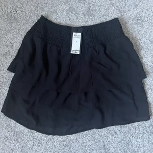 Volangkjol  - Superfin volangkjol från only i storlek S. Aldrig använd och är i perfekt skick. Lite stor i storleken. Orginal pris 285kr