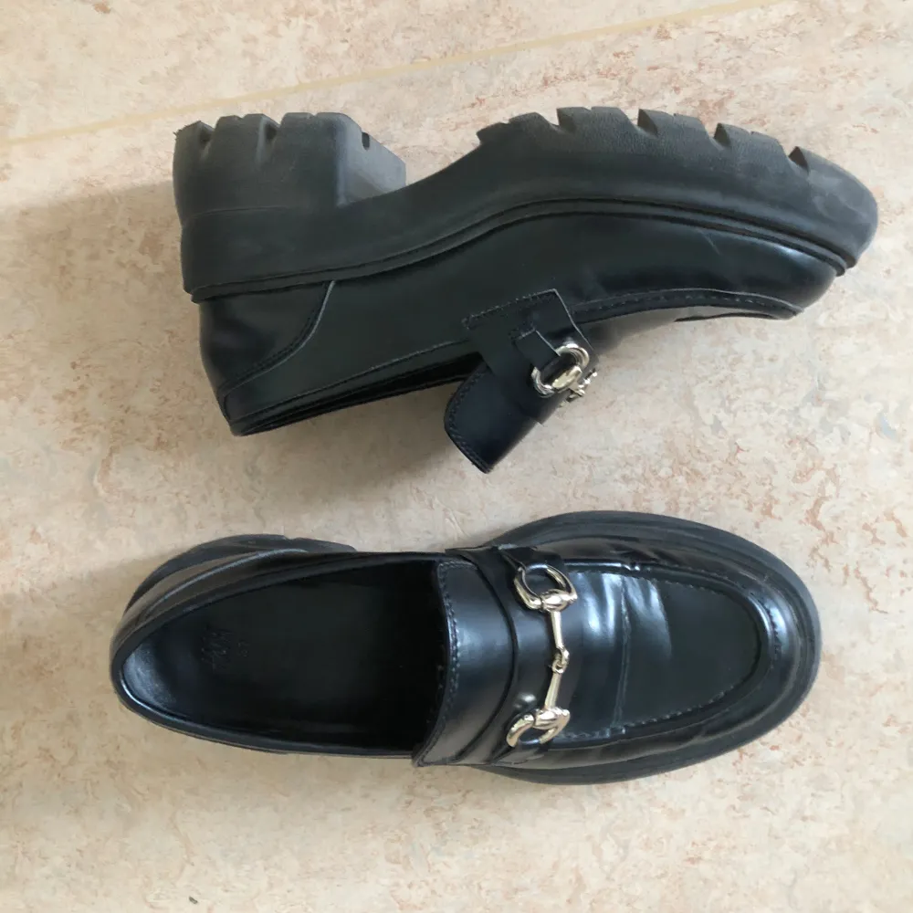 Snygga svarta chunky loafers fårn H&M. Storlek 39. Säljer dessa för 80 kr + frakt (köparen står för frakten) 💕. Skor.