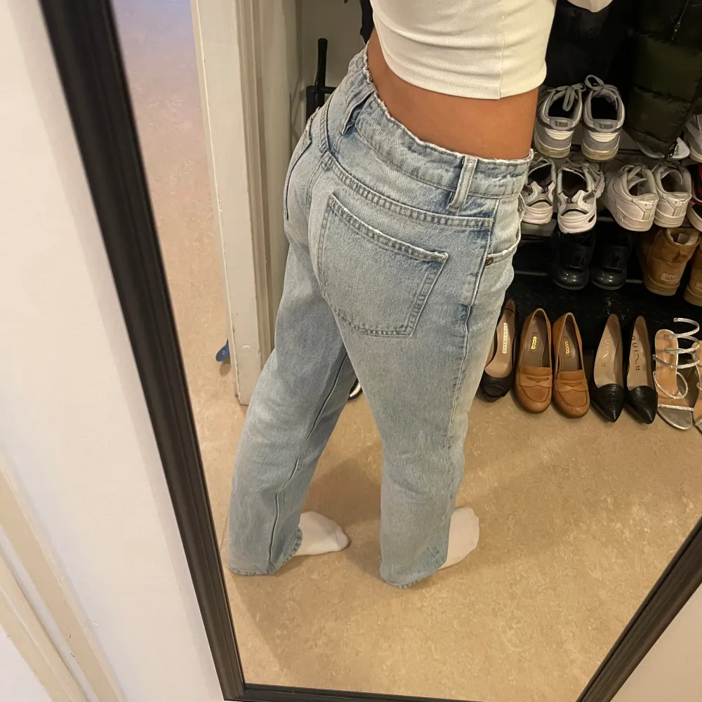 Medelhög midjad straight jeans från zara i storlek 36. Jeans & Byxor.
