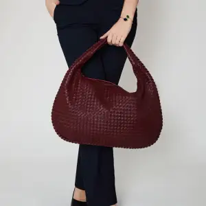 Säljer min super fina väska! Vinröd flätad, liknar bottega väskan! Så unik med den vinröda färgen !🌟🌟 men kommer tyvärr inte till användning hos mig:(((  Hör av er vid intresse!🩷