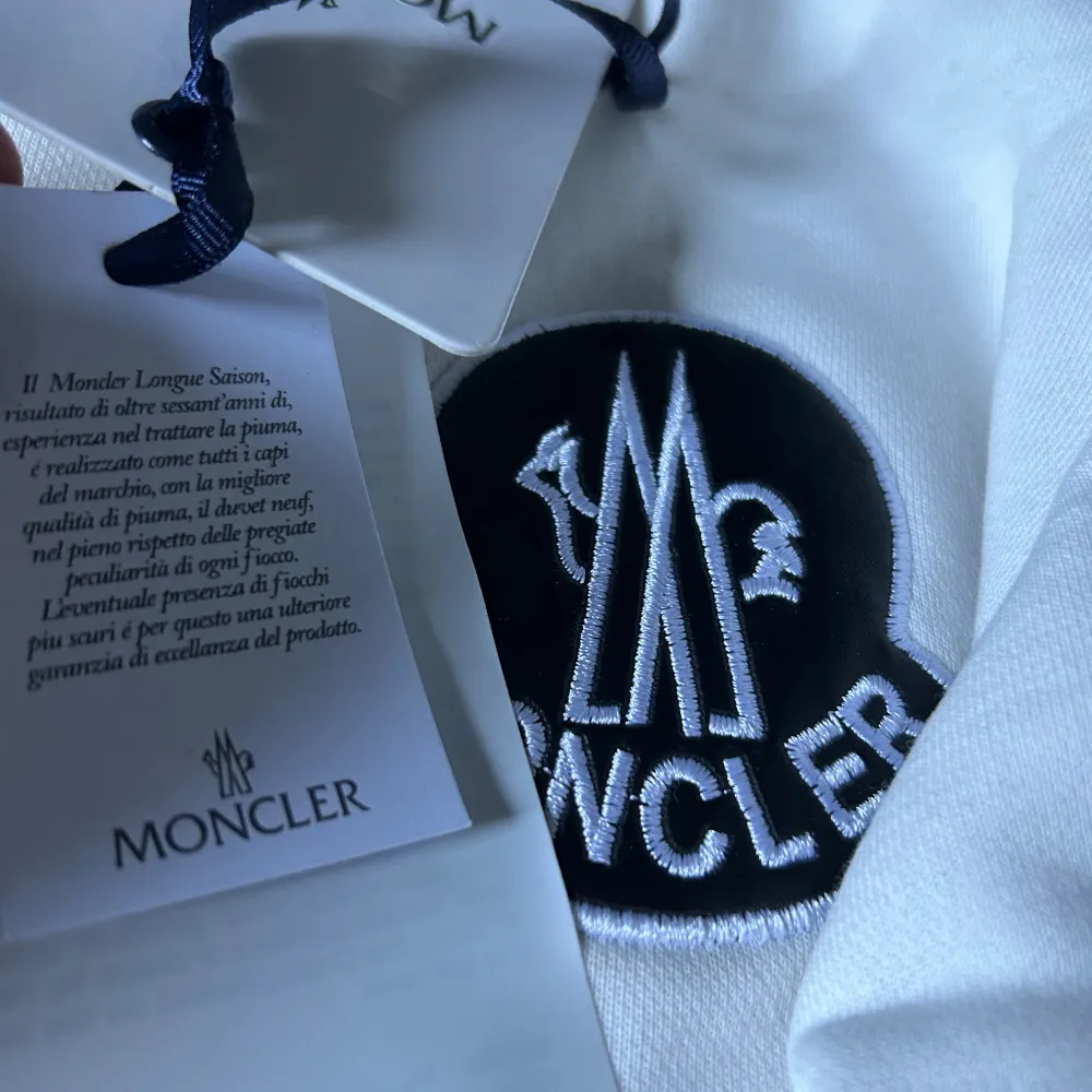 Säljer den här skit snygga Moncler X Palm Angels sweatshirten, kommer med tags och är inte helt hundra på om den är äkta men den borde vara det.. Hoodies.