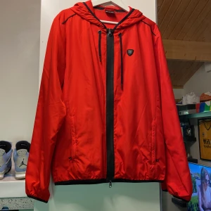 Armani jacka  - Armani regnjacka i storlek L. Jackan är helt ny och endast testad, inga hål eller märken. 