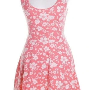 Hollister Klänning strl S  - Hollister Klänning strl S det står M men jag har m och den är för liten därför jag säljer den nu Skick som ny Rosa vit med blommor 94%Bomull och 6%Elastane  Tvättas i 30grader i maskin