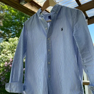 Ralph Lauren skjorta  - Tjena! Jag säljer nu denna Ralph skjortan som blir perfekt till sommaren. Inga skador eller defekter 10/10 skick  Storlek finner ni tredje bilden Bara att höra av sig vid funderingar 