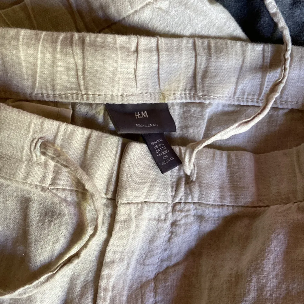 H&M linne byxor i storlek XXL. Byxorna är i nyskick och knappt använda . Jeans & Byxor.