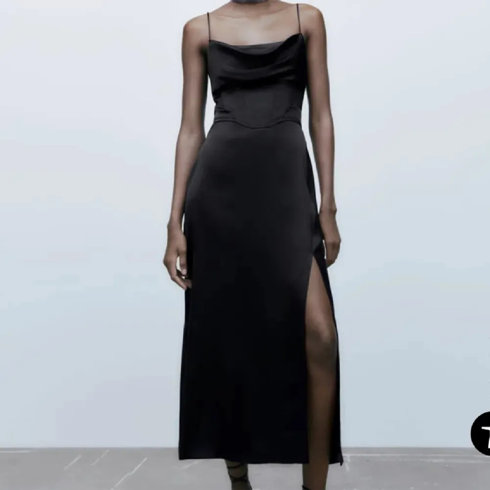 Så fin satin klänning från Zara som är HELT oanvänd! Klänningen är i stolek S och är slutsåld på Zara, säljs för 350kr + frakt💕. Klänningar.