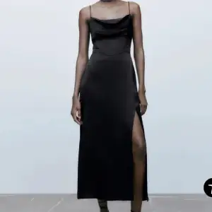 Så fin satin klänning från Zara som är HELT oanvänd! Klänningen är i stolek S och är slutsåld på Zara, säljs för 350kr + frakt💕