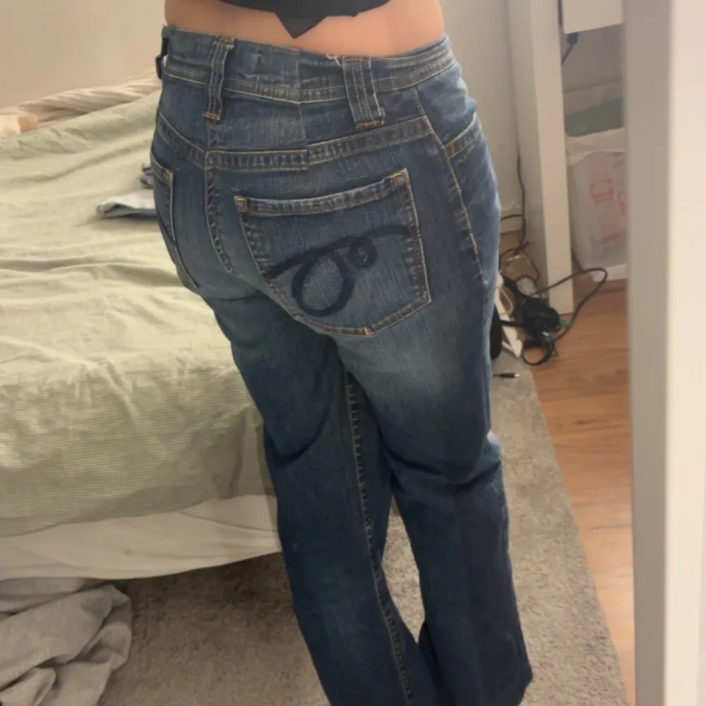 Snygga lowwaist bootcut jeans med coola detaljer på fickorna💕Passar s,xs  Jag är 167💕. Jeans & Byxor.