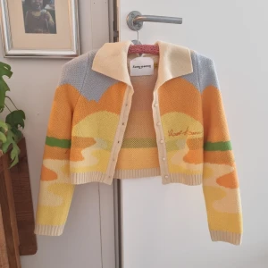 House of sunny cardigan - Äkta house of sunny cardigan som endast gjordes i x antal exemplar. Slutsåld på hemsidan. Orginalpris 1300 kr. Kan diskutera priset!
