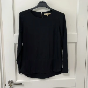 Whyred tröja - Svart tröja från Whyred i storlek 34. Blixtlåsdetaljer vid ärmena, sidorna på tröjan och bak vid nacken. 