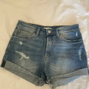 Jag säljer dessa blåa jeansshorts från H&M som är använda ett fåtal gånger. Superfina till en sommartopp. 