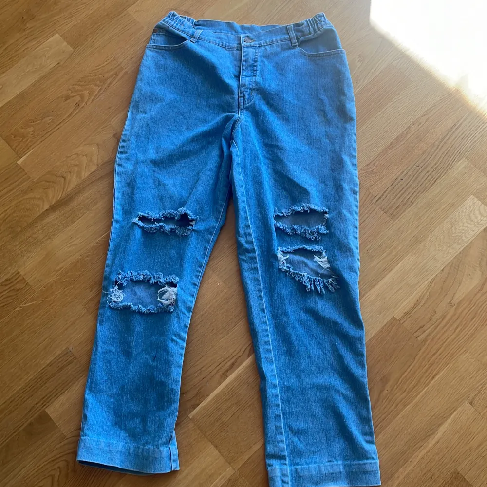 Blå slitna jeans. In princip oanvända och sitter bra. Jeans & Byxor.