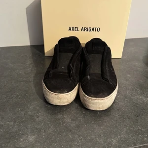 Arigato skor - Hej säljer nu mina arigatos i storlek 41 sulorna är något slita men i övrigt i okej skick. Ny pris 2390 men mitt pris 600