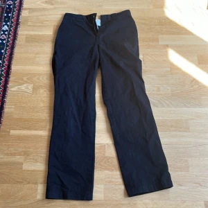 Dickies 874 svarta - Säljer nu dessa otroligt snygga och sköna dickies byxorna då jag vuxit ur de! Kan skickas i hela landet men även hämtas i Stockholm om så önskas
