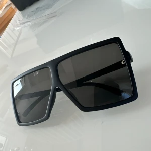 Solglasögon  - Snygga härliga solglasögon! 🕶️ passar perfekt till en somrig dag ☀️ 