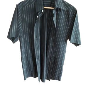 Svartrandig kortärmad skjorta (L) - Från Hennes och Mauritz. Använd enstaka gånger. 