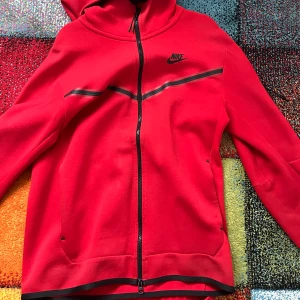 Nike tech fleece röd  - Strl S-M  8/10 skick andvänd men inte sliten  Har inte andvänt på länge för att har tröttnat 