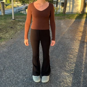 Brun stickad tröja - Brun stickad tröja som formas efter kroppen