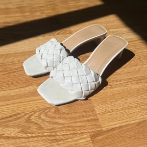 Klackskor - Säljer min sambos klackskor från H&M. Skorna är i storlek 38 och begagnat skick.