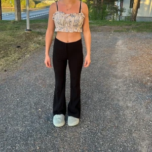 Sommrigt linne - Sommrigt linne med knytning i ryggen 