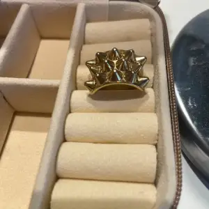Jag säljer min guldiga Edblad ring för att den inte kommer till användning. Den är använd ett fåtal gånger men har några repor på baksidan, men det är inget man tänker på💗