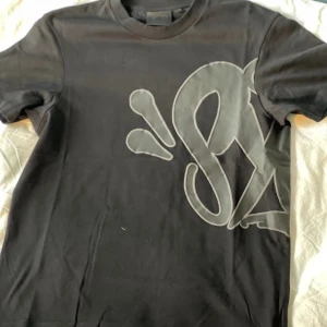 Syna world t-short och shorts set  - 10/10 andvänt fåtal gånger då det it är min stil längre skriv vid andra fundering kring produkten den e äkta och det finns äkthetsbevis 😀resell priserna ligger på 2300  - 2900 kr