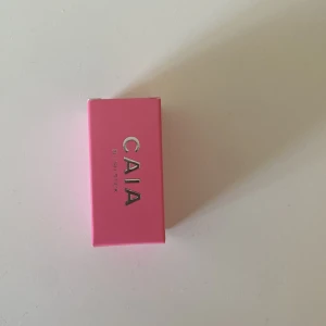 Caia blus stick  - färg - berry smoothie  Inte öppnad förpackning pgr av att jag redan har en likadan 