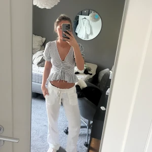 Blus ifrån bikbok - Så fin och gullig rutig topp ifrån Bikbok!! Tyvärr har den aldrig kommit till användning 