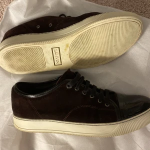 Lanvin - Lanvin cap toe i fint skick, lite creasade på tån men annars i fint skick, mockan i 7-10 skick sulan i fint skick det är färg vinröd på mockan men svart på tån, storlek 42 passar 42-43, hör av er vid funderingar😁