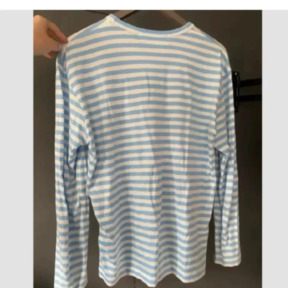 COMME des GARCONS Säljer åt min kille. Knappt använd storlek L, köpt för ca 1300kr. Säljer för 799 vid snabb affär 650kr. Tryck gärna på köp nu.. T-paidat.