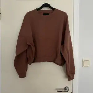 En brun sweatshirt från Lager157. Jättefint skick! Stl L/XL men den är som en M❤️