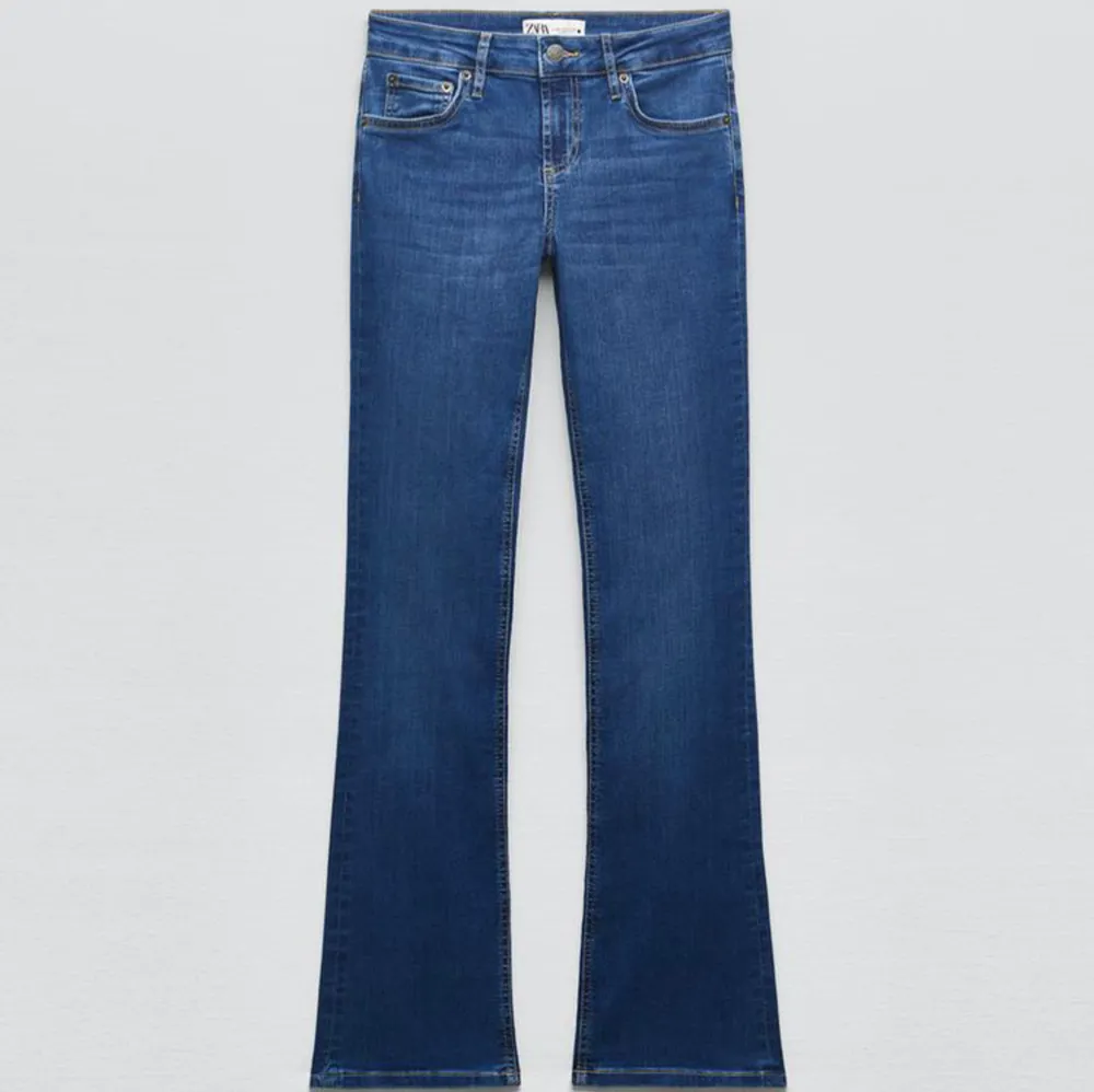 Säljer ett par lågmidjade zara jeans för att dem inte längre kommer till användning! Dem har en liten slitning precis bredvid fickan på rumpan (se bild 5) men inget som syns❤️. Jeans & Byxor.