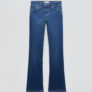 Säljer ett par lågmidjade zara jeans för att dem inte längre kommer till användning! Dem har en liten slitning precis bredvid fickan på rumpan (se bild 5) men inget som syns❤️