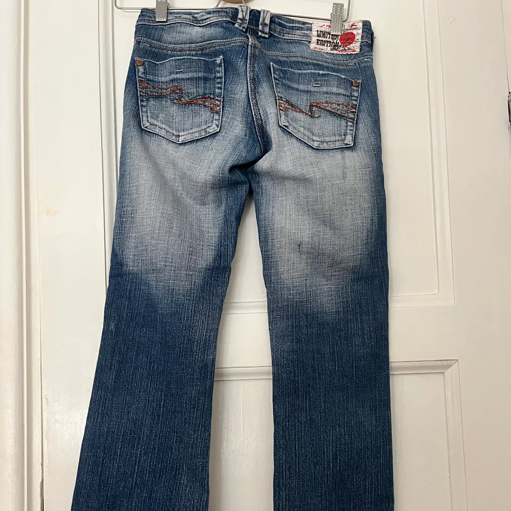 Jätte snygga jeans. Det är Lågmidjande och bootcut. Älskar de! . Jeans & Byxor.