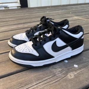 Nike Dunk Low Panda  - Väldigt fina och fräscha förutom lite slitna vid hälarna. Storlek 38,5, nypriset är ca 1200kr, hämtas eller fraktas, box tillkommer.