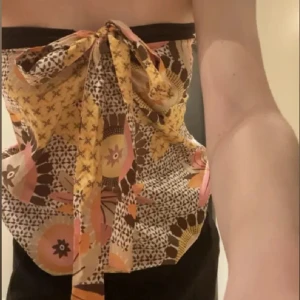 fest topp - mönstrad spetstopp man kan göra lite hur man vill med runt nacken! 