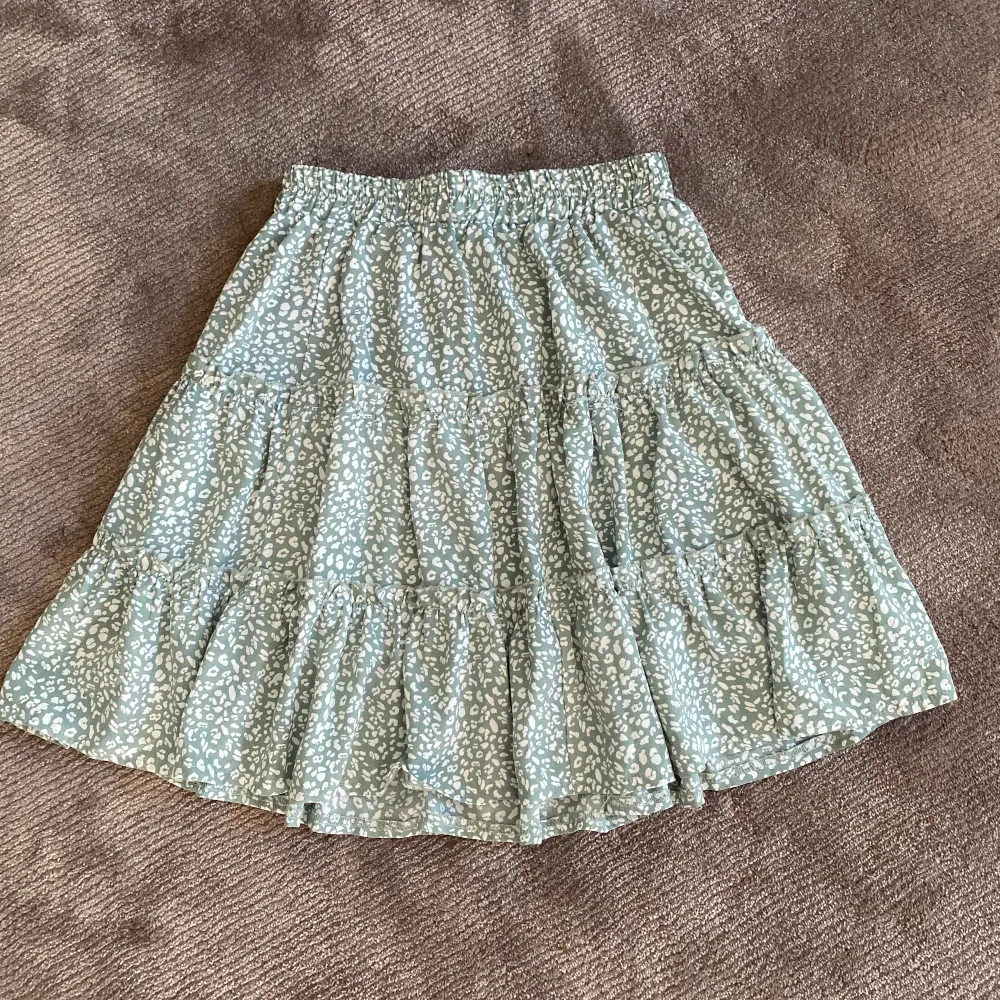 Söt blommig kjol! Den är grön och vit! Använd flera gånger men det syns inte! Normal i storleken! Sval och luftigt tyg, ej genomskinlig! ❤️🌸. Kjolar.