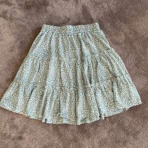 Söt blommig kjol! Den är grön och vit! Använd flera gånger men det syns inte! Normal i storleken! Sval och luftigt tyg, ej genomskinlig! ❤️🌸
