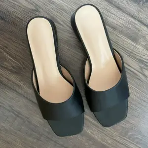 Svarta sandaler med låg klack