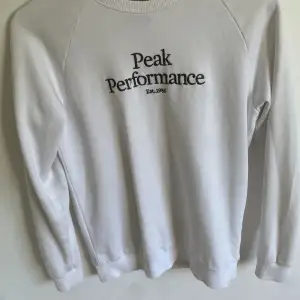 Säljer min peak performance sweatshirt då den blivit för liten för mig. Den har storleken 160 och är i väldigt fint skick.