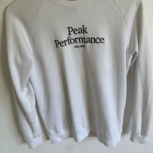 Peak performance sweatshirt vit stl.160 - Säljer min peak performance sweatshirt då den blivit för liten för mig. Den har storleken 160 och är i väldigt fint skick.